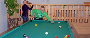 achatz-ferienhof-bayerischer-wald-kinder-billardspielen