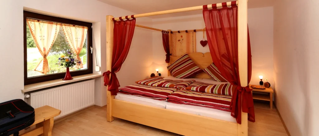Schlafzimmer mit Himmelbett Unterkunft für Motorradfahrer - Schlafzimmer mit Himmelbett