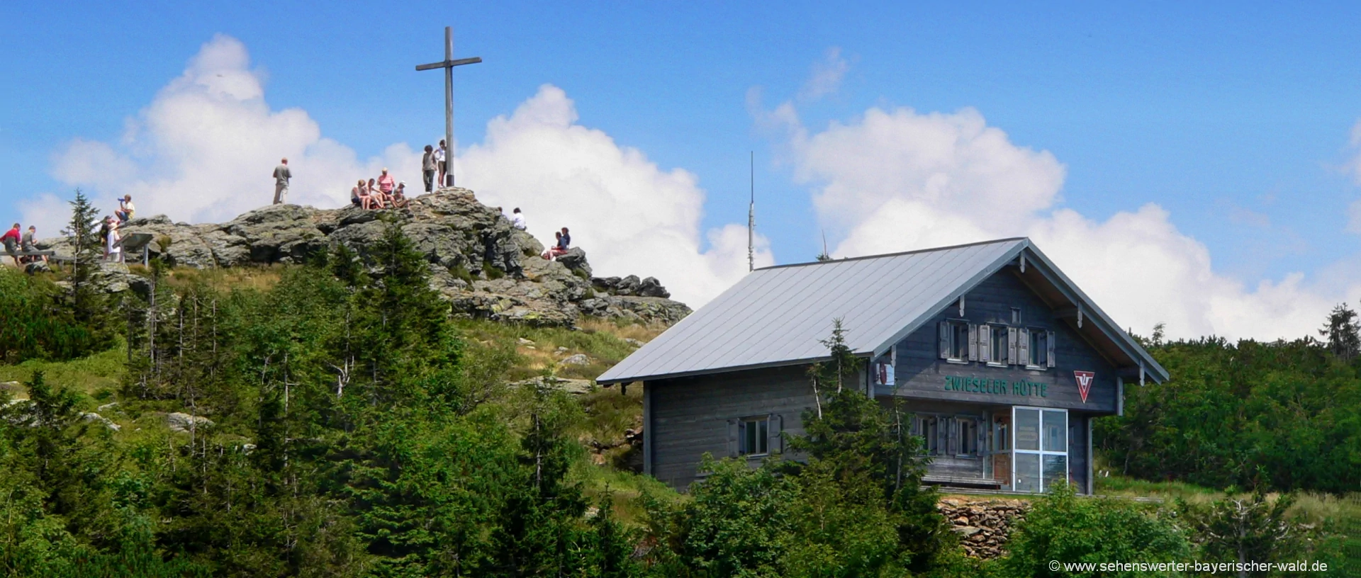 ausflugsziele-bayerischer-wald-sehenswuerdigkeiten-arber-gipfelkreuz-wandern