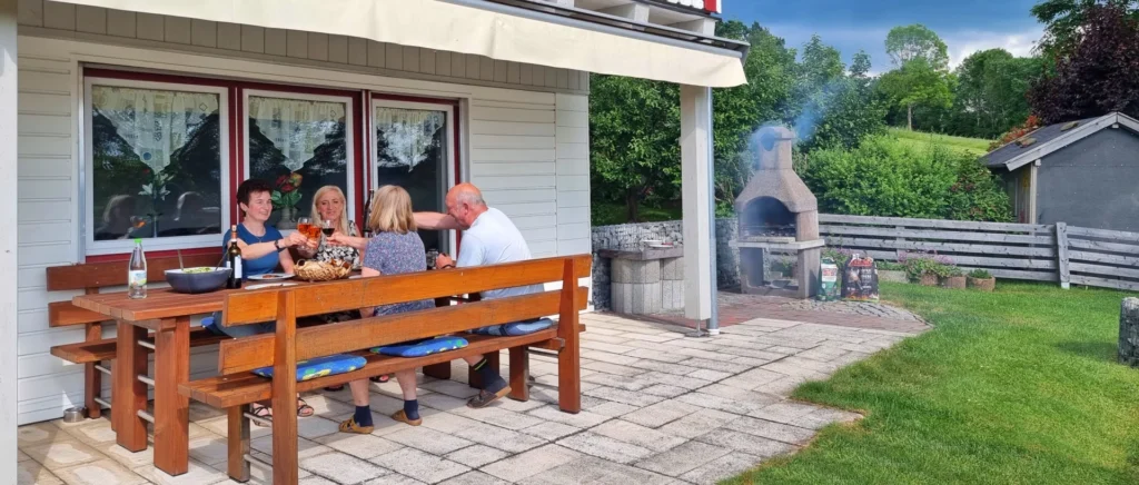 Motorrad Unterkunft mit Terrasse zum Grillen Grillterrasse im Ferienhaus für Motorradfahrer